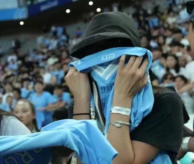 全智贤在曼城求偶像签名 拿球衣捧脸灿笑老公出镜