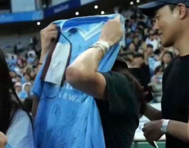 全智贤在曼城求偶像签名 拿球衣捧脸灿笑老公出镜