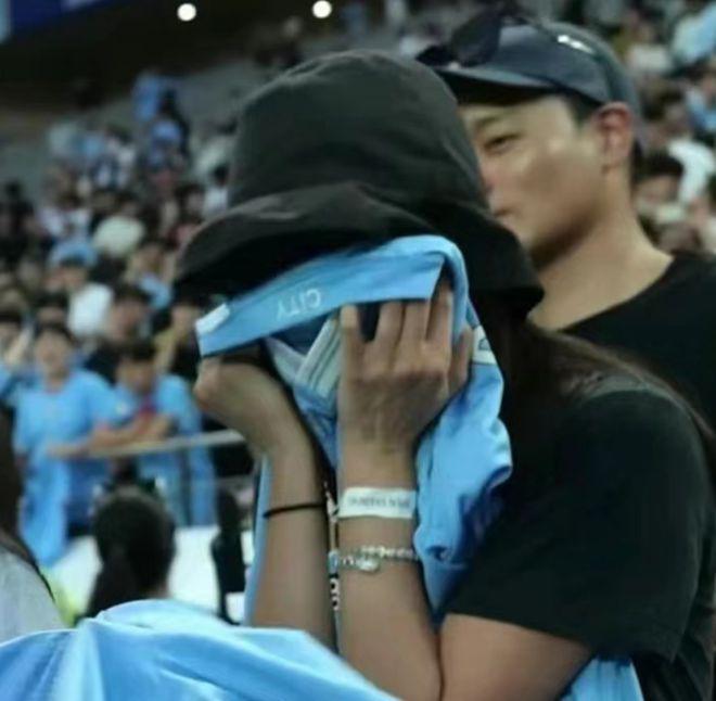 全智贤在曼城求偶像签名 拿球衣捧脸灿笑老公出镜