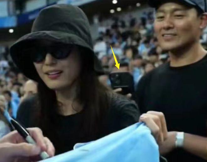 全智贤在曼城求偶像签名 拿球衣捧脸灿笑老公出镜