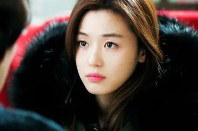 全智贤在曼城求偶像签名 拿球衣捧脸灿笑老公出镜