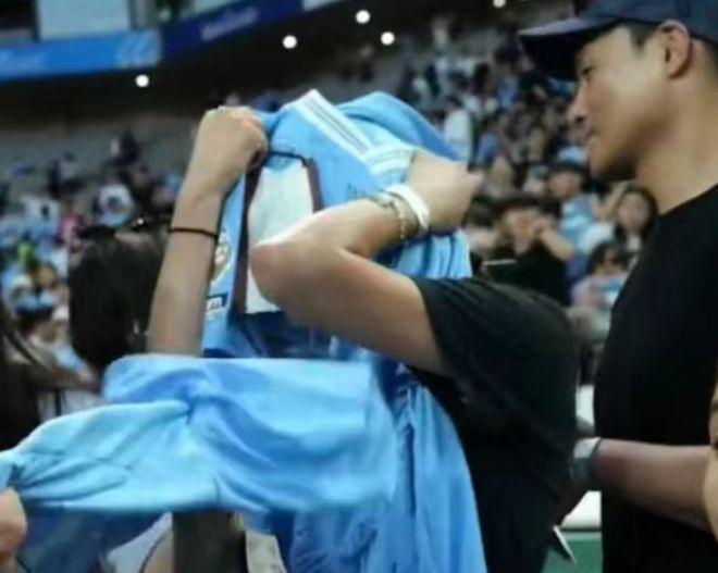 全智贤在曼城求偶像签名 拿球衣捧脸灿笑老公出镜