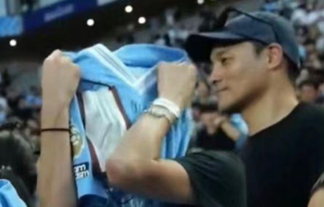 全智贤在曼城求偶像签名 拿球衣捧脸灿笑老公出镜