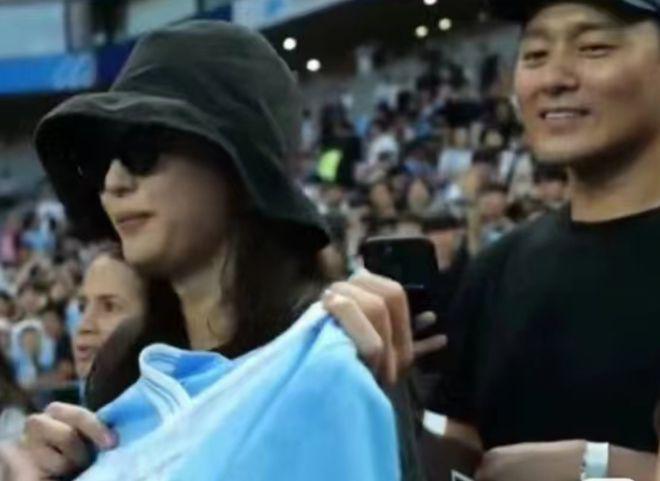 全智贤在曼城求偶像签名 拿球衣捧脸灿笑老公出镜