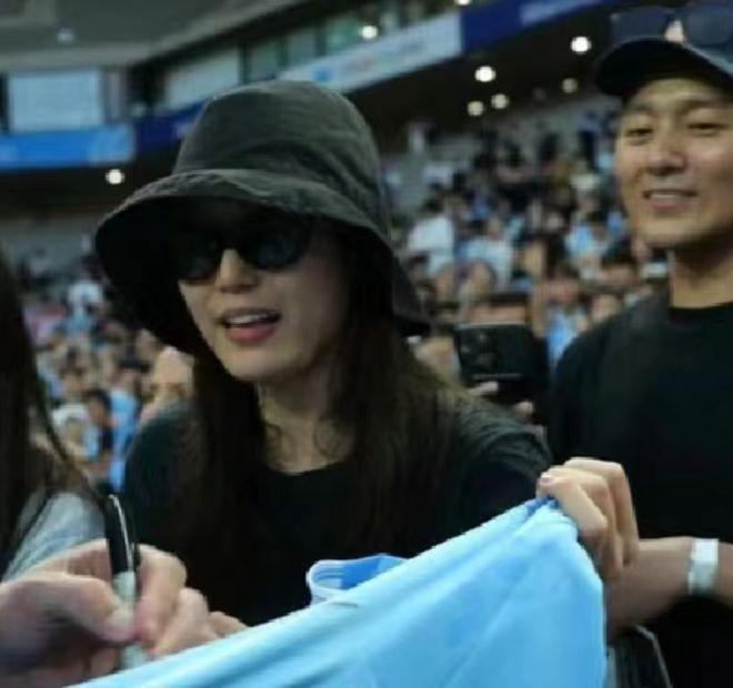 全智贤在曼城求偶像签名 拿球衣捧脸灿笑老公出镜