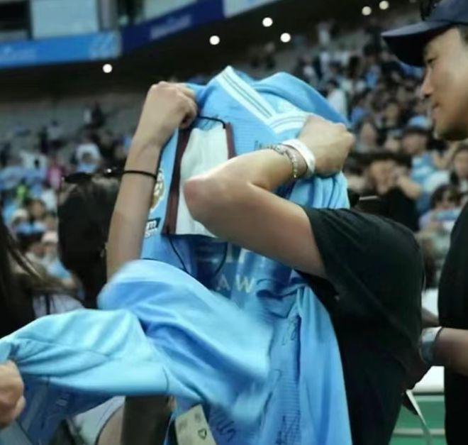 全智贤在曼城求偶像签名 拿球衣捧脸灿笑老公出镜