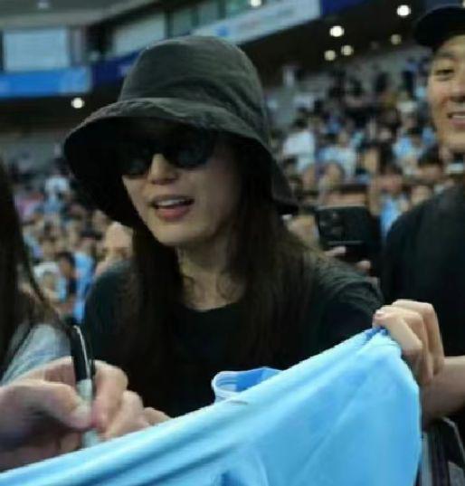 全智贤在曼城求偶像签名 拿球衣捧脸灿笑老公出镜