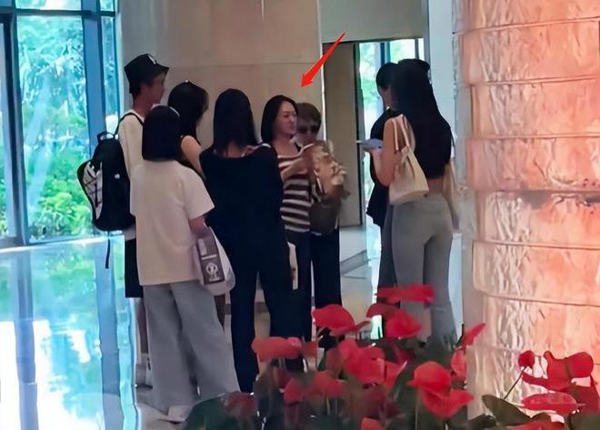 小S晒度假照，带婆婆和妈妈同行，婆婆一脸冷漠