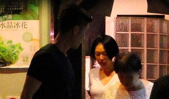 小S晒度假照，带婆婆和妈妈同行，婆婆一脸冷漠