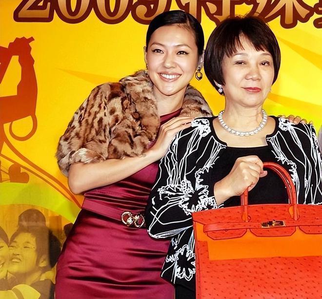 小S晒度假照，带婆婆和妈妈同行，婆婆一脸冷漠