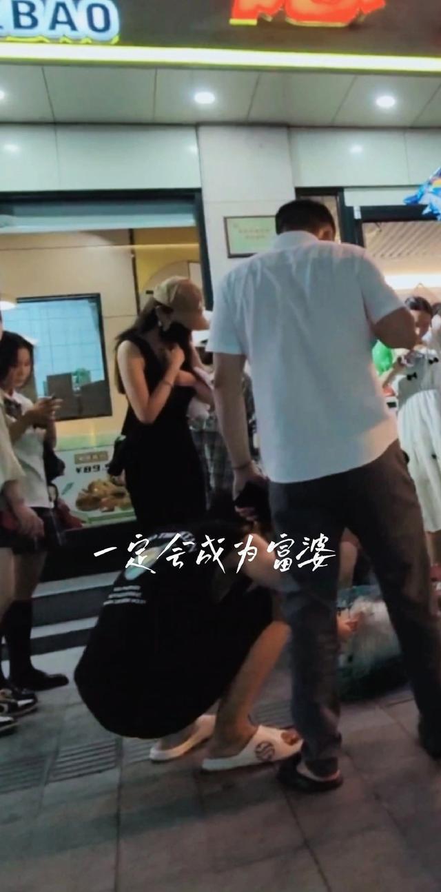 网友偶遇杨幂吴宣仪逛街 路边围观猫猫狗狗小摊接地气