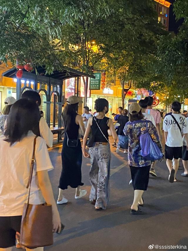 网友偶遇杨幂吴宣仪逛街 路边围观猫猫狗狗小摊接地气
