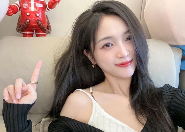 网友偶遇杨幂吴宣仪逛街 路边围观猫猫狗狗小摊接地气