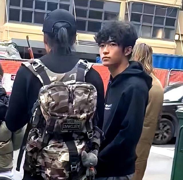 谢霆锋与儿子Lucas罕见同框 合体游玩三周后返港