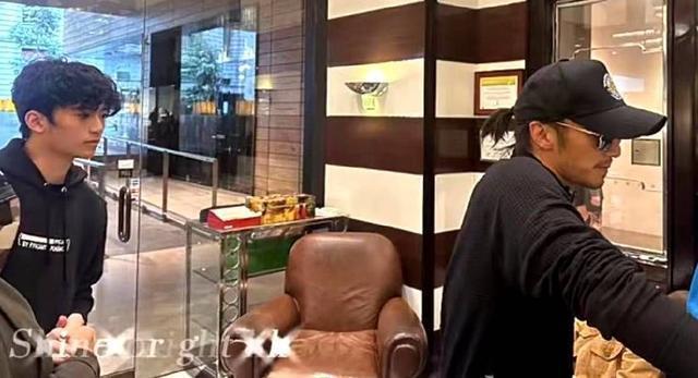 谢霆锋与儿子Lucas罕见同框 合体游玩三周后返港