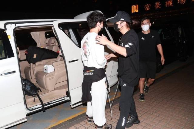 谢霆锋与儿子Lucas罕见同框 合体游玩三周后返港
