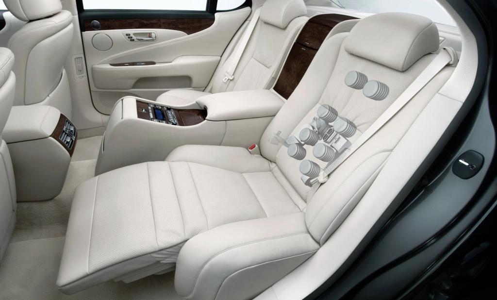 车企狂卷汽车座椅？其实沙发厂商们在上世纪就开始了。