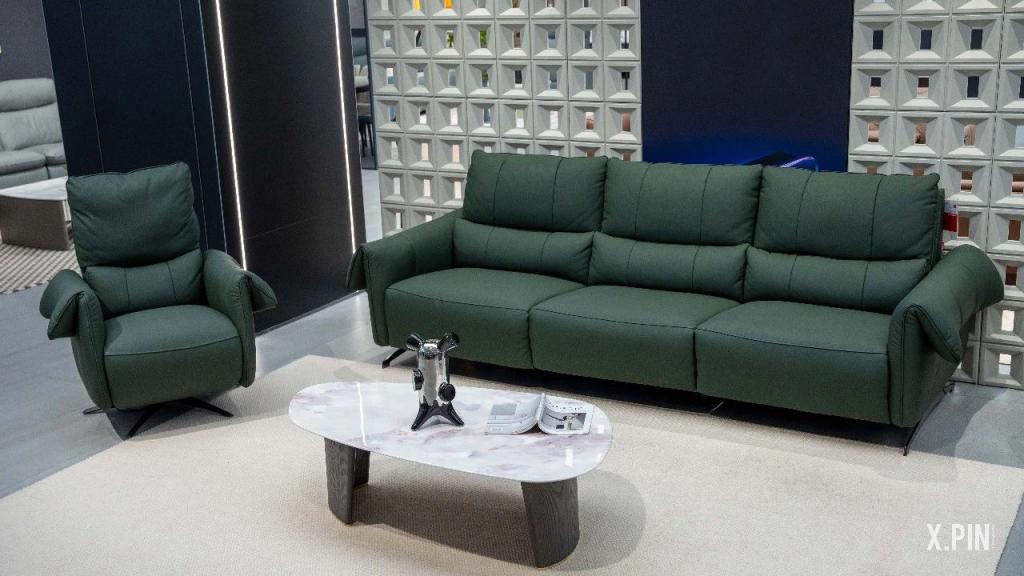 车企狂卷汽车座椅？其实沙发厂商们在上世纪就开始了。