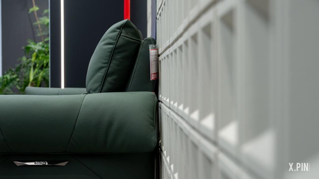 车企狂卷汽车座椅？其实沙发厂商们在上世纪就开始了。