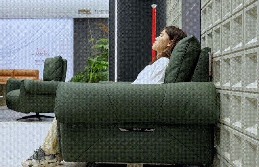 车企狂卷汽车座椅？其实沙发厂商们在上世纪就开始了。