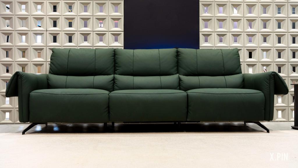 车企狂卷汽车座椅？其实沙发厂商们在上世纪就开始了。