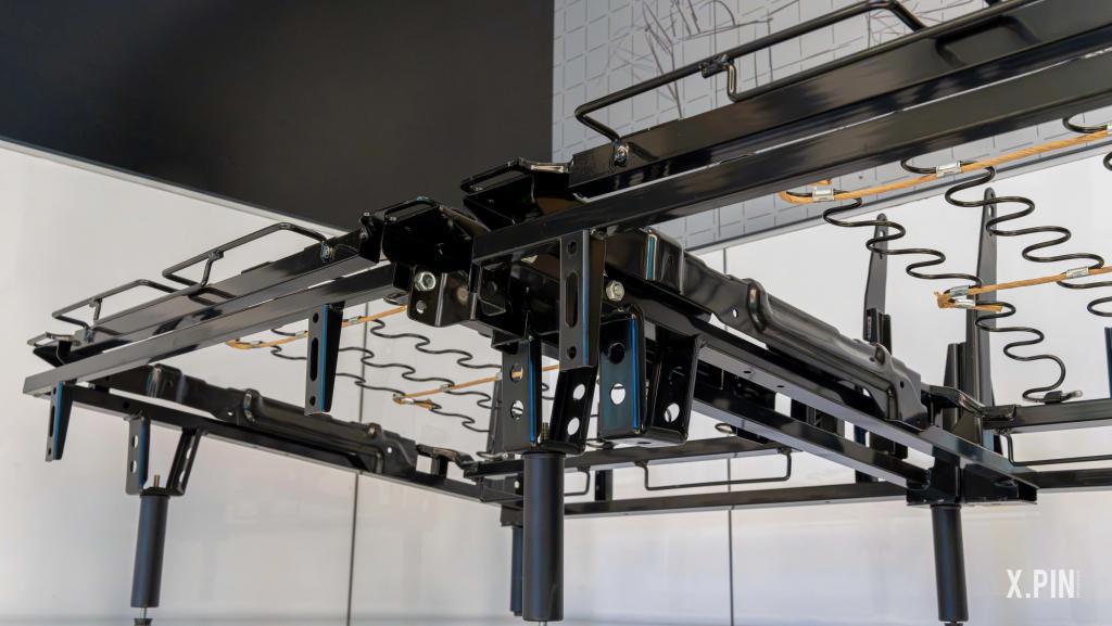 车企狂卷汽车座椅？其实沙发厂商们在上世纪就开始了。