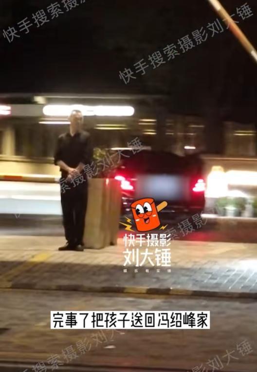 赵丽颖带儿子出门游玩 结束后把孩子送回冯绍峰家