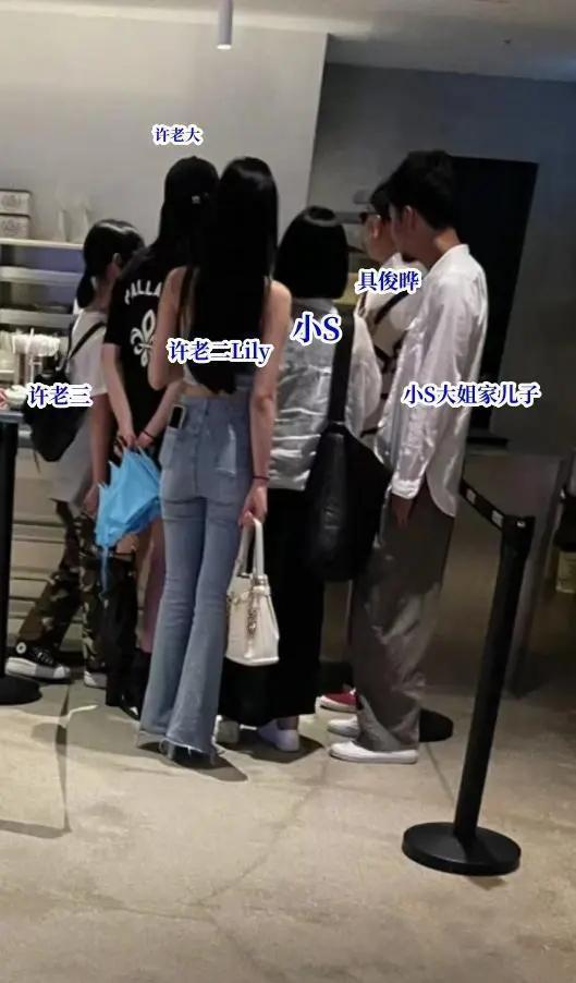 大S一年未露面被传身体有恙 经纪人：在家照顾小孩