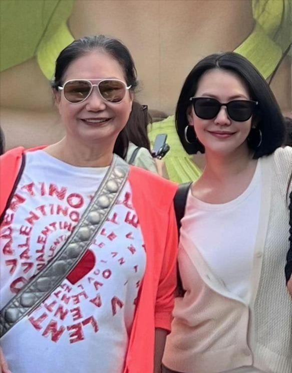 大S一年未露面被传身体有恙 经纪人：在家照顾小孩