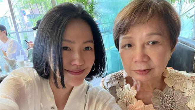 大S一年未露面被传身体有恙 经纪人：在家照顾小孩