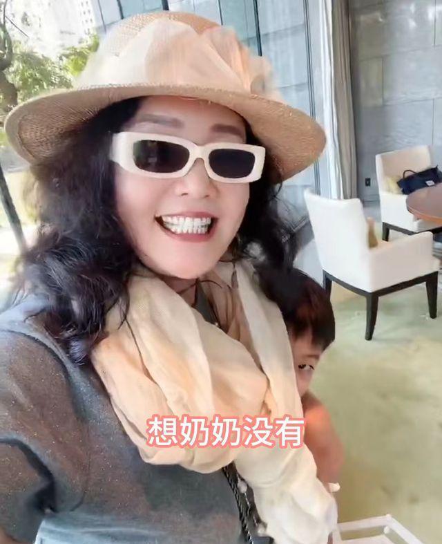 大S一年未露面被传身体有恙 经纪人：在家照顾小孩