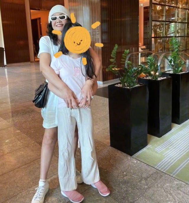 大S一年未露面被传身体有恙 经纪人：在家照顾小孩