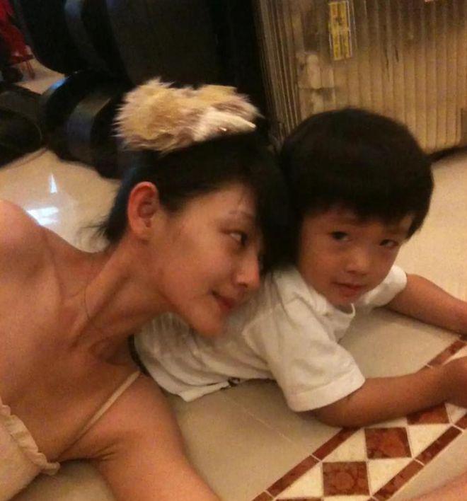 大S一年未露面被传身体有恙 经纪人：在家照顾小孩