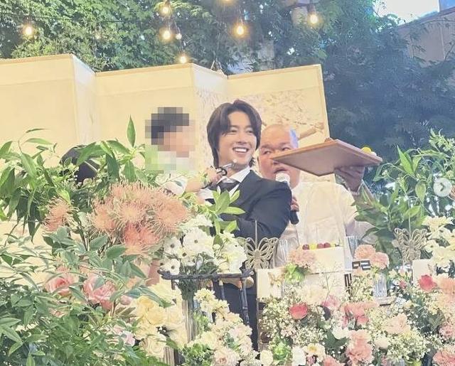 金贤重夫妇为儿子办周岁宴 高举小宝宝喜笑颜开