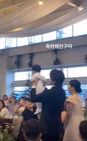 金贤重夫妇为儿子办周岁宴 高举小宝宝喜笑颜开