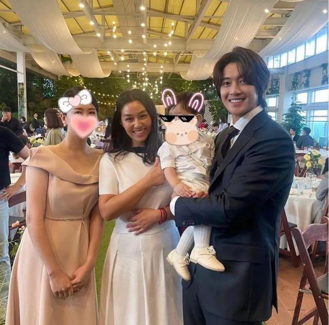 金贤重夫妇为儿子办周岁宴 高举小宝宝喜笑颜开