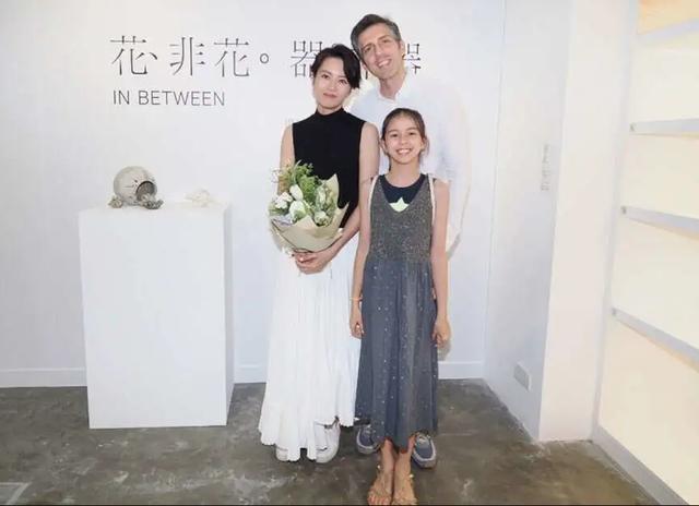 梁咏琪当陶瓷艺术家首办展览 洋老公携女儿到场全家福曝光