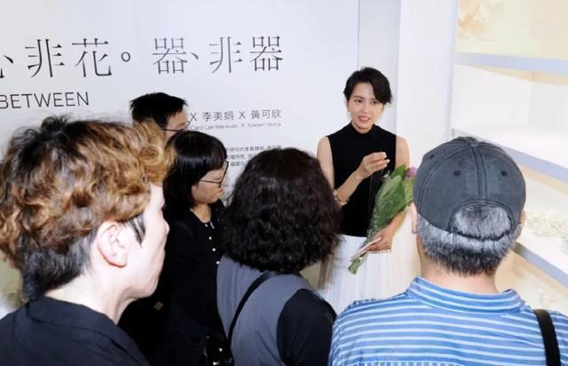 梁咏琪当陶瓷艺术家首办展览 洋老公携女儿到场全家福曝光