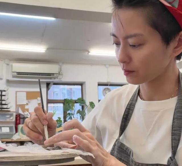 梁咏琪当陶瓷艺术家首办展览 洋老公携女儿到场全家福曝光