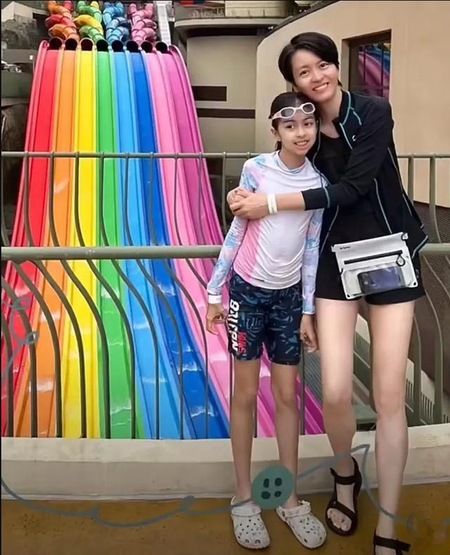 梁咏琪当陶瓷艺术家首办展览 洋老公携女儿到场全家福曝光