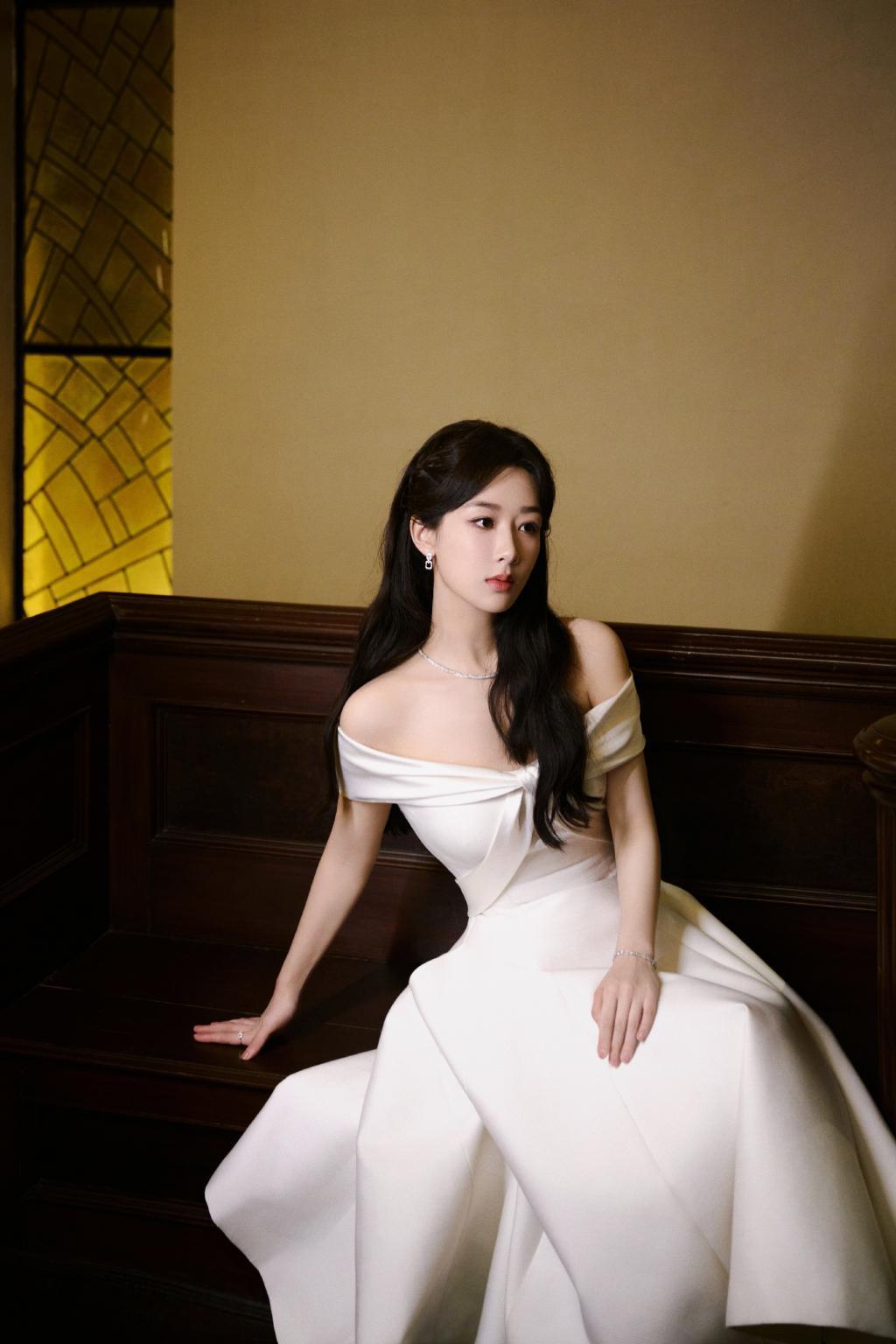 杨紫穿露肩白裙温柔优雅 嘴角带笑恬静美好