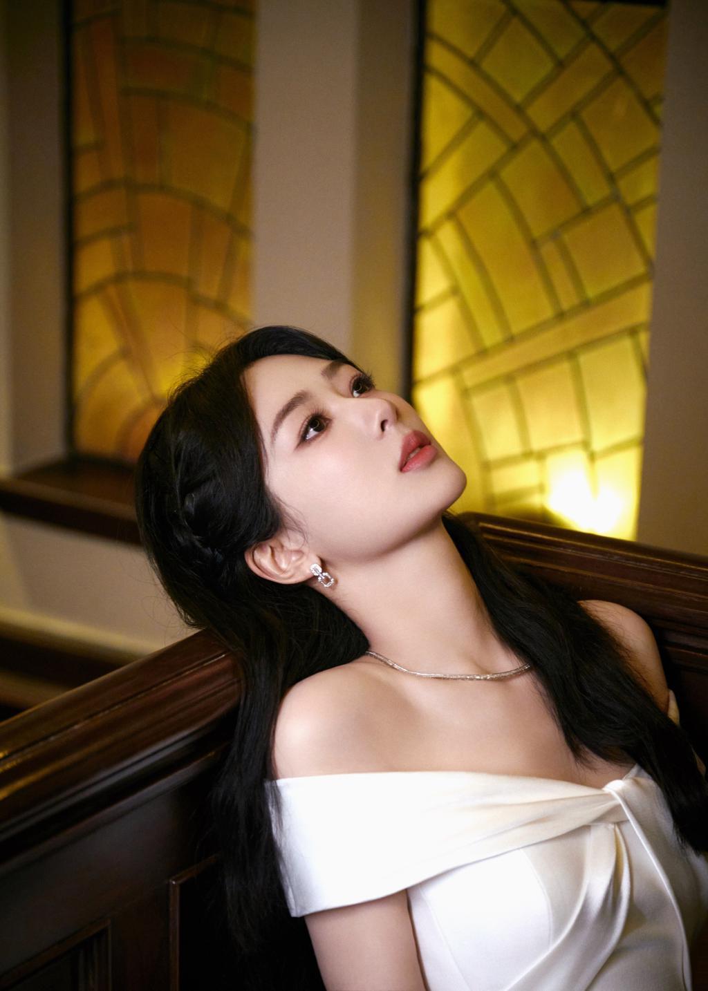 杨紫穿露肩白裙温柔优雅 嘴角带笑恬静美好