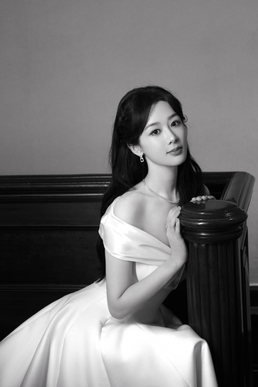 杨紫穿露肩白裙温柔优雅 嘴角带笑恬静美好