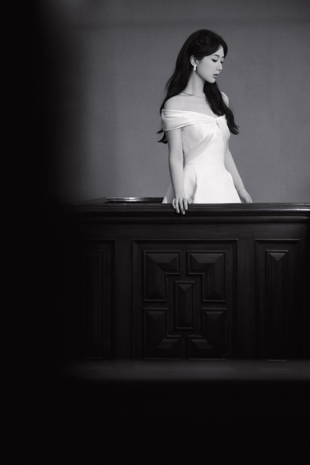 杨紫穿露肩白裙温柔优雅 嘴角带笑恬静美好