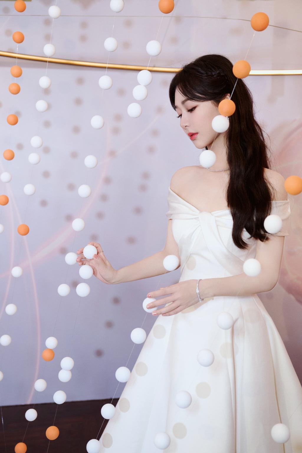 杨紫穿露肩白裙温柔优雅 嘴角带笑恬静美好