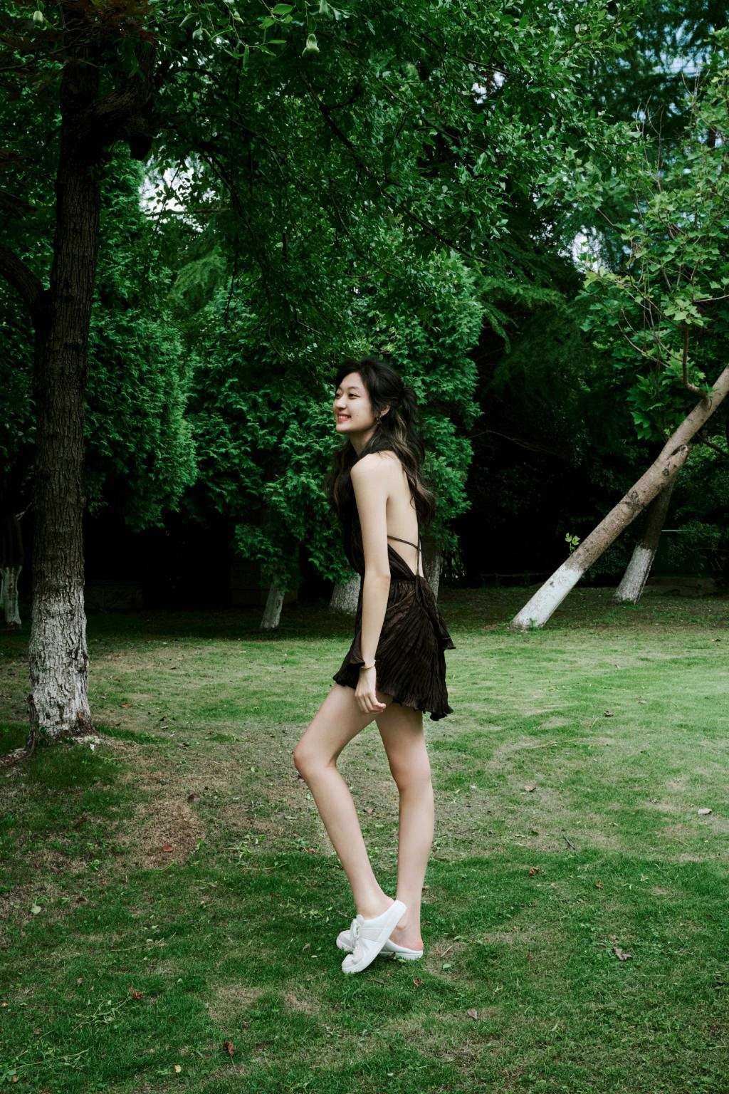 孙千穿吊带裙露美背长腿 笑容灿烂明媚