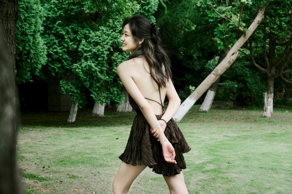 孙千穿吊带裙露美背长腿 笑容灿烂明媚