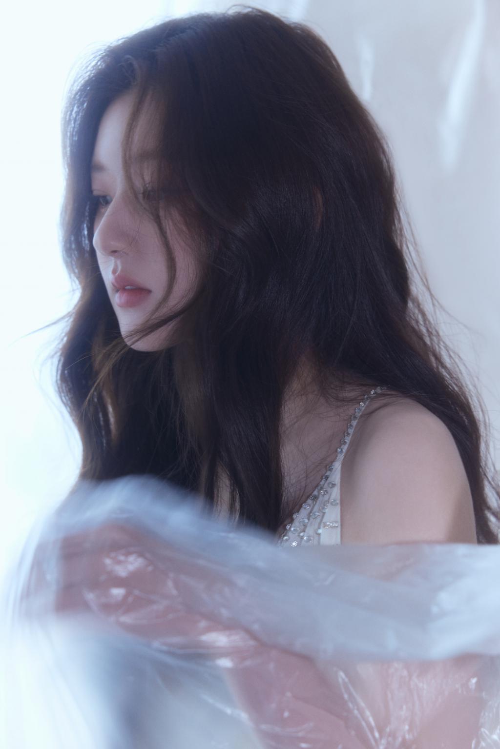 赵露思白纱裙造型似天使 朦胧光影下太撩人