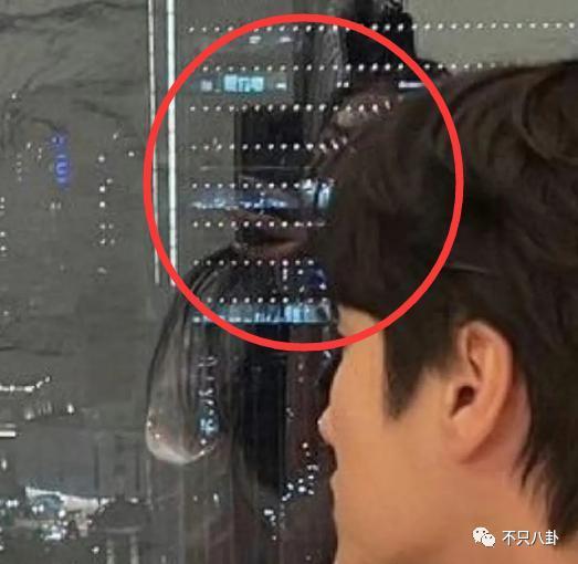 这么爽快就承认恋情了？之前真是一点风声都没有啊