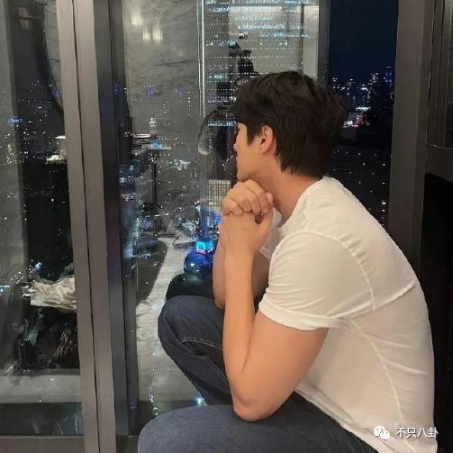 这么爽快就承认恋情了？之前真是一点风声都没有啊